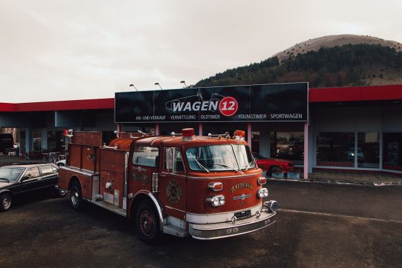 Feuerwehr-Oldtimer vor Geschäft