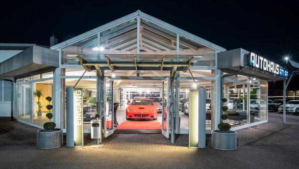 Ferrari im Eingangsbereich
